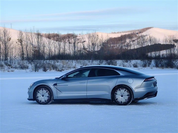 BYD Million-Class New Energy Flagship Car: Looking Up at U7 Real Car Exposure